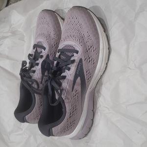 LAST DAY Brooks Sz 7 Anthem 4 sneakers